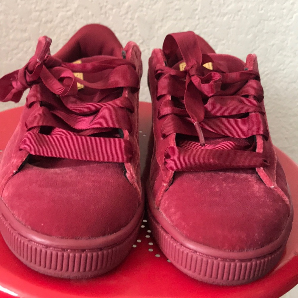 Classic velour pumas